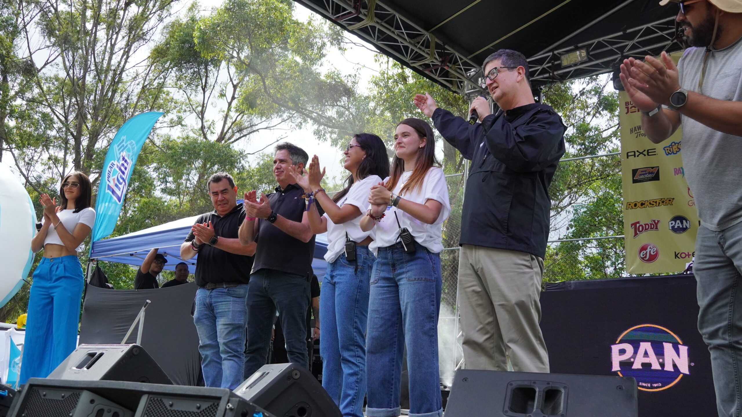 Autoridades universitarias con consejeras en la experiencia de El Becazo 2025